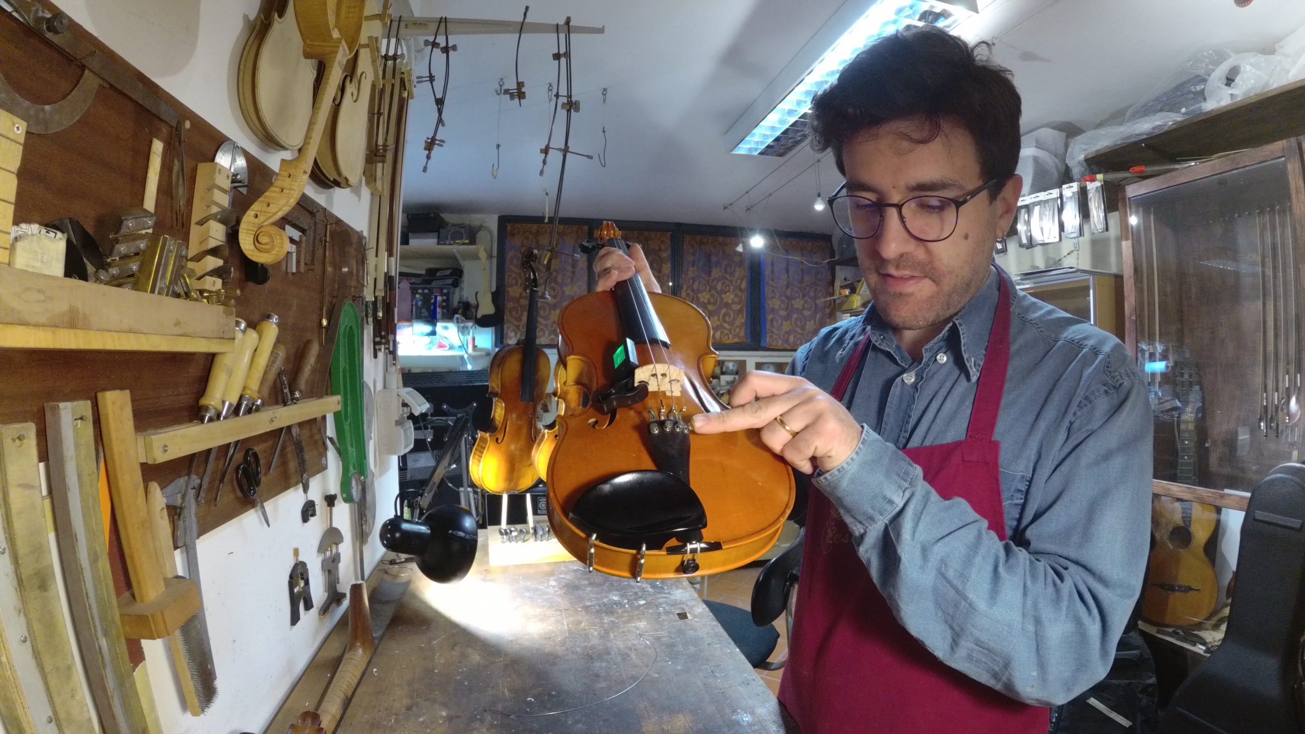 how to tune the violin with Luthier Federico Cesarini