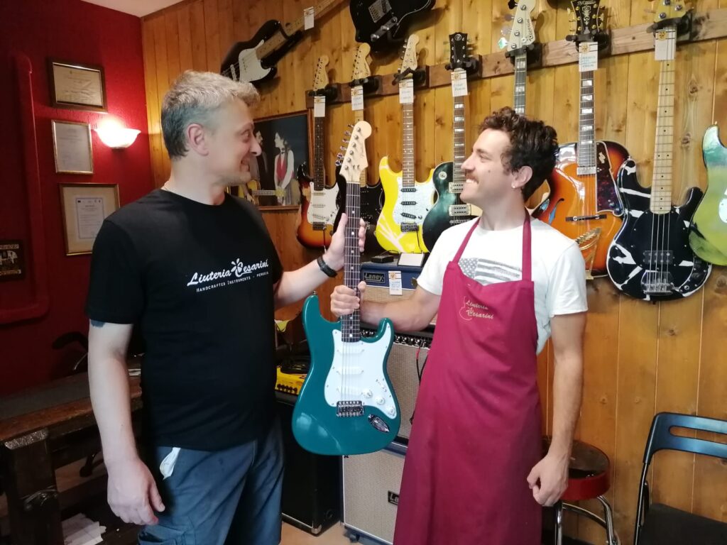 Fine corso, Stratocaster Sherwood Green (verde petrolio) con Andrea Pizzutti